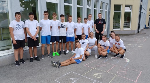 uenici pokraj poligona-kolice